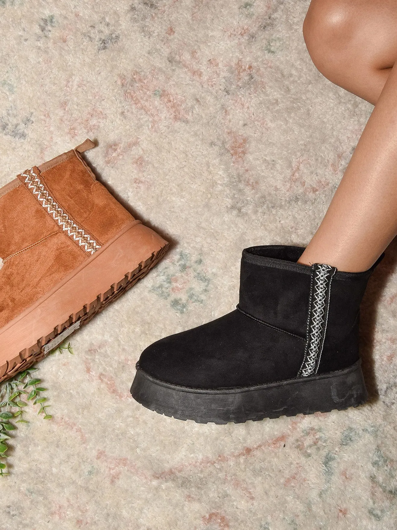 DIVA Round Toe Platform Boots - Black